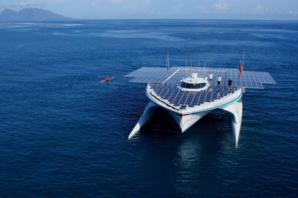 Barco solar más grande del mundo llega a Nueva York